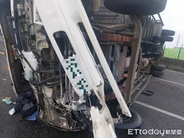 ▲黃男駕駛大貨車疑因變換車道不當，撞上內側護欄後側翻。（圖／記者翁伊森翻攝）