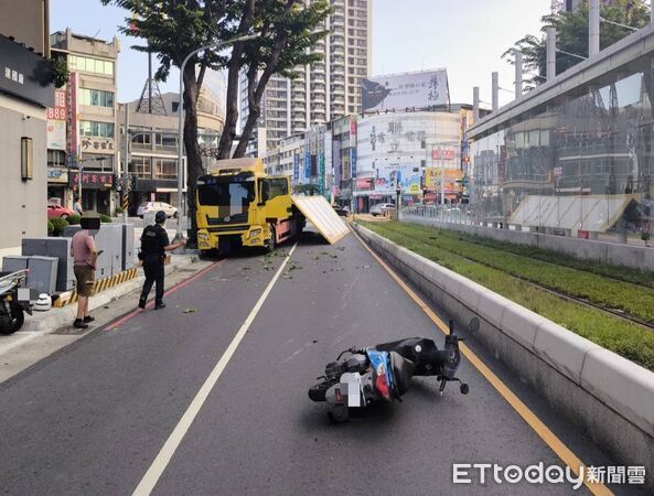 ▲▼ 高雄大貨車撞路樹「突崩塌瓦解」！騎士遭擊落送醫，驚悚畫面曝。（圖／記者賴文萱翻攝）