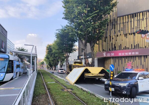 ▲▼ 高雄大貨車撞路樹「突崩塌瓦解」！騎士遭擊落送醫，驚悚畫面曝。（圖／記者賴文萱翻攝）