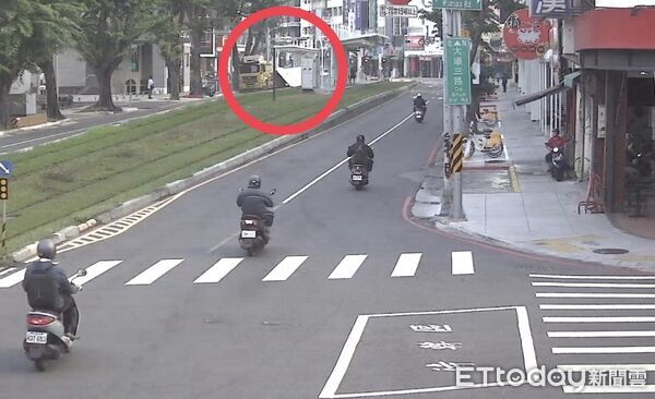 ▲▼ 高雄大貨車撞路樹「突崩塌瓦解」！騎士遭擊落送醫，驚悚畫面曝。（圖／記者賴文萱翻攝）