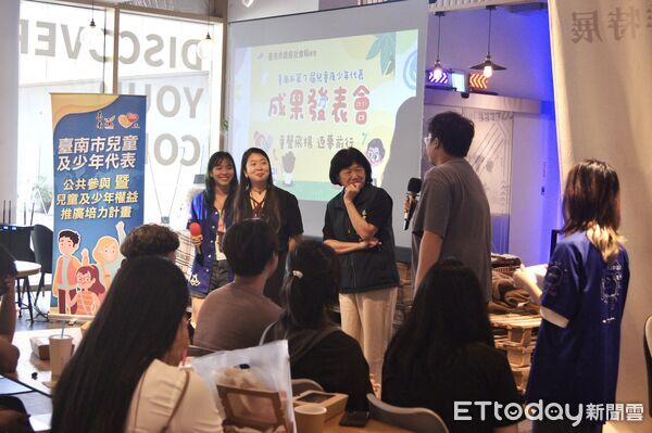▲台南第7屆兒少代表在成果發表會登台分享兩年倡議成果，展現自信與公共參與能量。（記者林東良翻攝，下同）