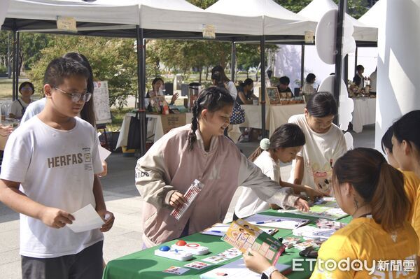 ▲台南第7屆兒少代表在成果發表會登台分享兩年倡議成果，展現自信與公共參與能量。（記者林東良翻攝，下同）