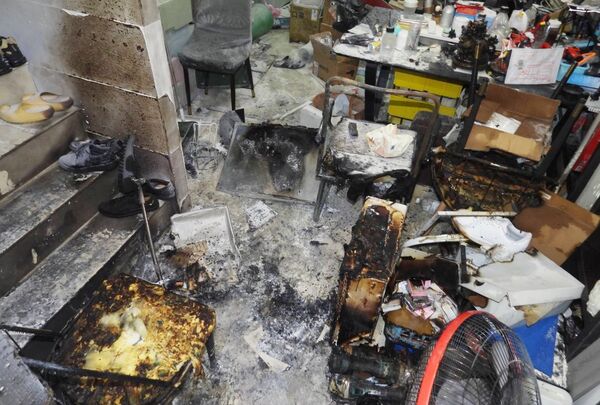 ▲李姓男子在平鎮區陳男租屋處趴灑汽油縱火，現場客廳與樓梯間現場一片狼藉。（資料照／平鎮警方提供）