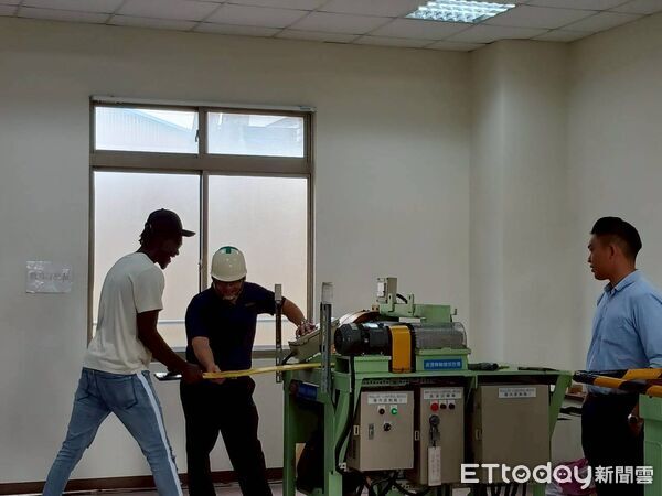 ▲台南市勞工局與職安署合辦「職安參訪暨體感訓練」，邀請成大外籍學生參與體驗。（記者林東良翻攝，下同）