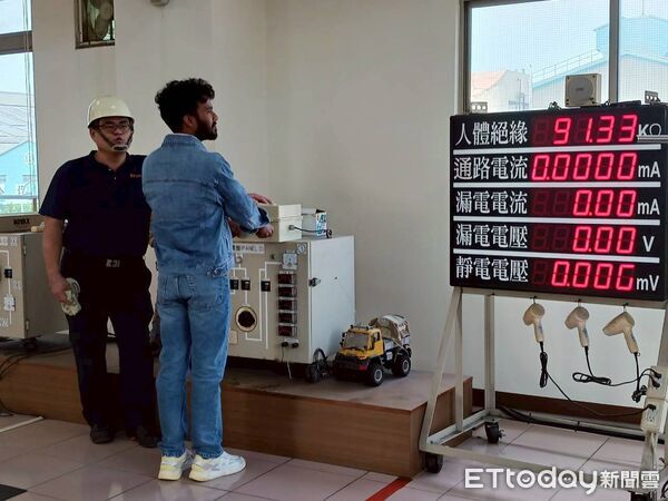 ▲台南市勞工局與職安署合辦「職安參訪暨體感訓練」，邀請成大外籍學生參與體驗。（記者林東良翻攝，下同）