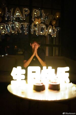 ▲▼鄧超與孫儷為大兒子等等慶祝14歲生日。（圖／翻攝自微博）