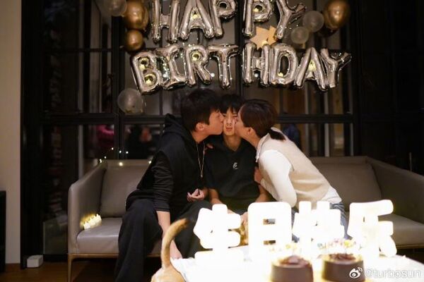 ▲▼鄧超與孫儷為大兒子等等慶祝14歲生日。（圖／翻攝自微博）