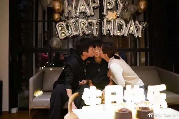 ▲▼鄧超與孫儷為大兒子等等慶祝14歲生日。（圖／翻攝自微博）