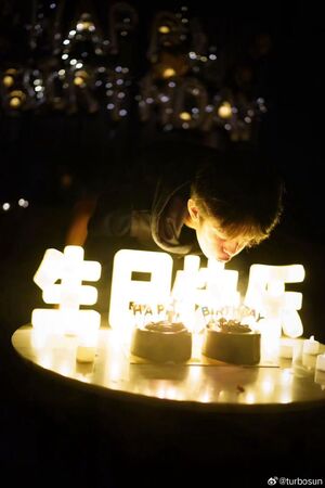 ▲▼鄧超與孫儷為大兒子等等慶祝14歲生日。（圖／翻攝自微博）