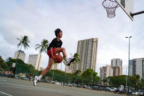 ▲▼鄧超與孫儷為大兒子等等慶祝14歲生日。（圖／翻攝自微博）
