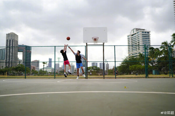 ▲▼鄧超與孫儷為大兒子等等慶祝14歲生日。（圖／翻攝自微博）