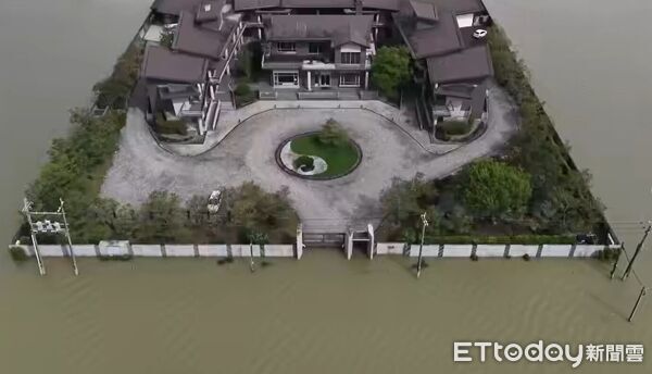 ▲泉月樓行館在淹水的冬山中如同一座神奇乾島 。（圖／宜蘭冬山泉月樓行館 Apex Villa授權引用）