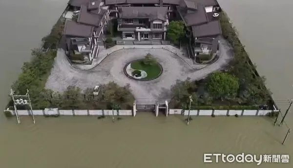 ▲泉月樓行館在淹水的冬山中如同一座神奇乾島 。（圖／宜蘭冬山泉月樓行館 Apex Villa授權引用）