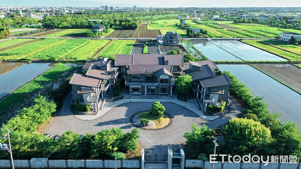 ▲泉月樓行館在淹水的冬山中如同一座神奇乾島 。（圖／宜蘭冬山泉月樓行館 Apex Villa授權引用）