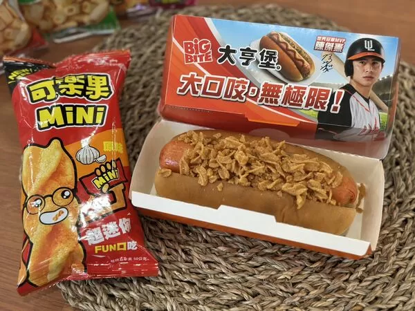 ▲▼7-ELEVEN 推薦大亨堡隱藏版創新吃法，加入可樂果、卡迪那隨手包，同步還有多款新品優惠。（圖／業者提供）