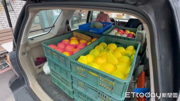 ▲彭華幹購買的是紅網黃金果，一顆大約一斤250元。（圖／記者郭世賢翻攝）