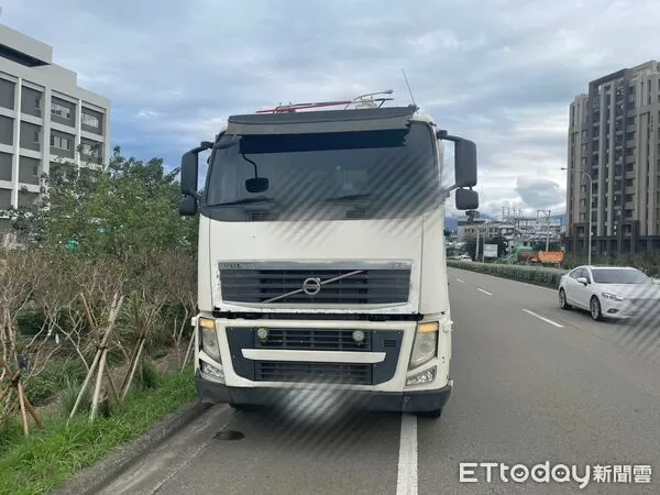 ▲砂石車自台北市違規載運營建廢棄物，1名駕駛因內急中途下國道頭份交流道，上完廁所被眼尖警方查獲法辦。（圖／記者楊永盛翻攝）