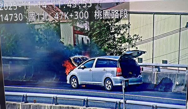 ▲國一五楊高架南向47公里處中午發生火燒車事故，休旅車行駛中突然起火。（圖／翻攝自國道即時路況）