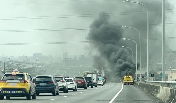 ▲國一五楊高架南向47公里處中午發生火燒車事故，休旅車起火濃煙直竄雲霄，後方車流紛紛閃避。（圖／國道一隊提供）