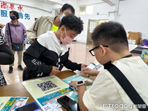 ▲屏東縣政府財稅局及三分局同步舉辦雲端發票闖關活動。(圖／屏東縣政府提供)。