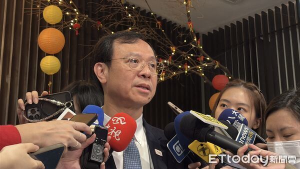 ▲▼衛福部長石崇良出席台灣優衣庫公司(UNIQLO Taiwan)全球送暖行動發熱衣捐贈社工儀式。（圖／記者洪巧藍攝）