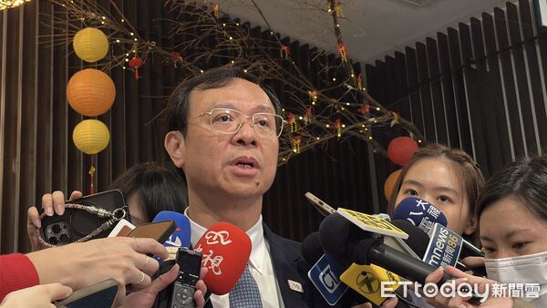 ▲▼衛福部長石崇良出席台灣優衣庫公司(UNIQLO Taiwan)全球送暖行動發熱衣捐贈社工儀式。（圖／記者洪巧藍攝）