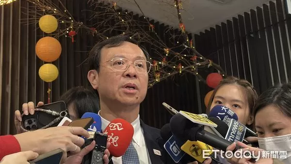 ▲▼衛福部長石崇良出席台灣優衣庫公司(UNIQLO Taiwan)全球送暖行動發熱衣捐贈社工儀式。（圖／記者洪巧藍攝）