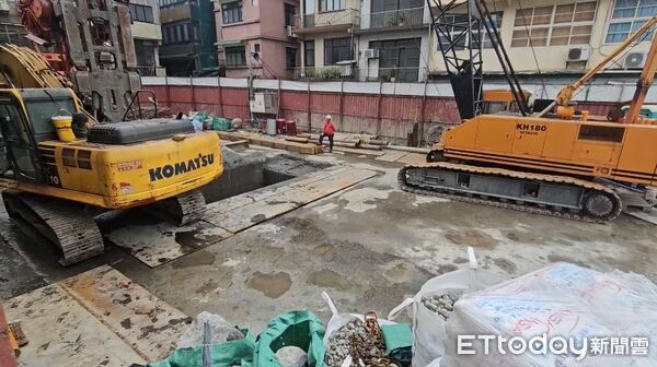 ▲該工地先前就曾導致周邊6戶房屋裂縫，復工後又發生地基掏空狀況。（圖／記者郭世賢翻攝）