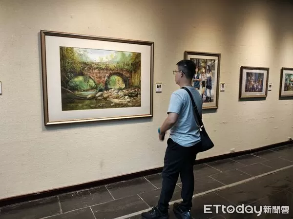 ▲郭宗正在台南市文化中心展出42幅水彩作品，人物與風景系列廣受注目。（記者林東良翻攝，下同）