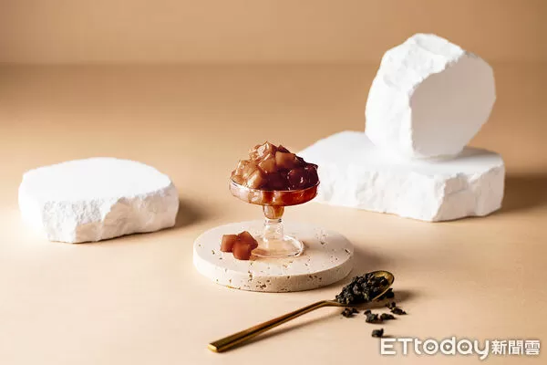 ▲▼ 翰林茶館首創「鐵觀音粉角」，同步推出冬季新品「鐵粉Q紅豆鮮奶茶」、「胚芽暖心奶茶」。（圖／翰林茶館提供）