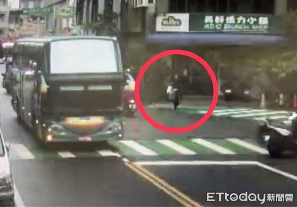 ▲謝姓女子拿衣服送洗時不慎掉落近3萬元的進修費。（圖／楊梅警分局提供）