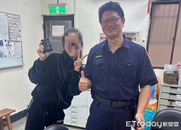 ▲所幸警方調閱視器迅速尋回，讓她高興的手比YA。（圖／楊梅警分局提供）