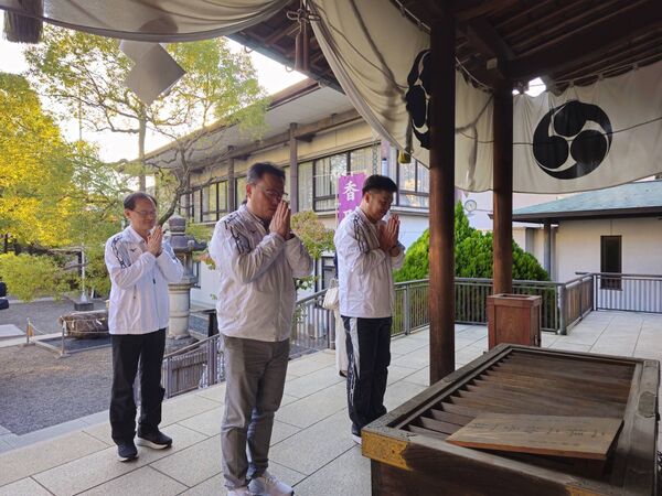 ▲運動部鄭世忠次長與代表團林昭穎團長參拜龜戶香取神社，祈願參賽任務順利成功、運動部鄭世忠次長與代表團林昭穎團長手摸「勝石」祈福，祝代表團邁向勝利。（圖／運動部提供）