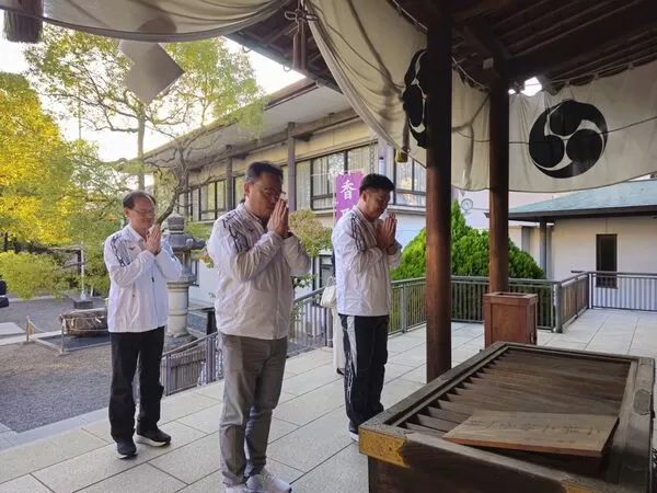 ▲運動部鄭世忠次長與代表團林昭穎團長參拜龜戶香取神社，祈願參賽任務順利成功、運動部鄭世忠次長與代表團林昭穎團長手摸「勝石」祈福，祝代表團邁向勝利。（圖／運動部提供）