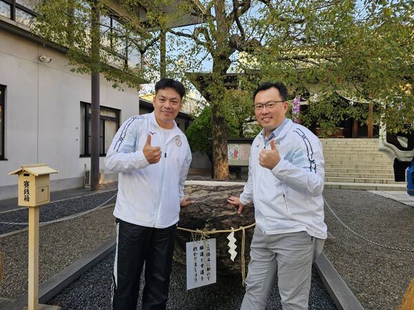 ▲運動部鄭世忠次長與代表團林昭穎團長參拜龜戶香取神社，祈願參賽任務順利成功、運動部鄭世忠次長與代表團林昭穎團長手摸「勝石」祈福，祝代表團邁向勝利。（圖／運動部提供）