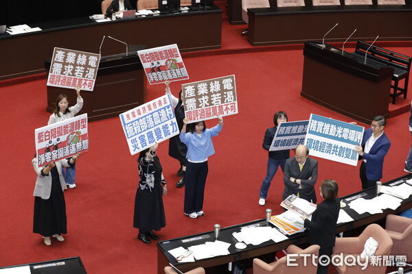 ▲▼立法院14日議程就環評法部分條文修正案進行表決，在國民黨民眾黨人數優勢下全案表決通過。（圖／記者湯興漢攝）