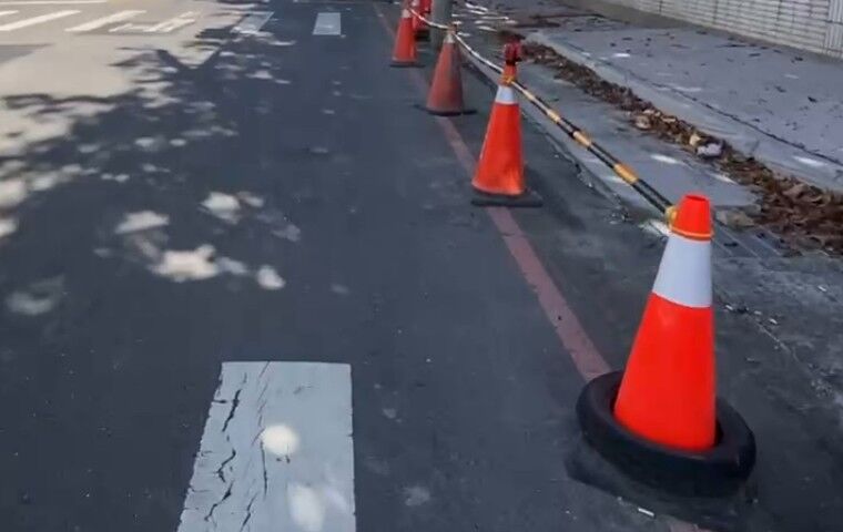 不爽網路留言!3高工學生校門前當街爆拉扯 師長急衝化解