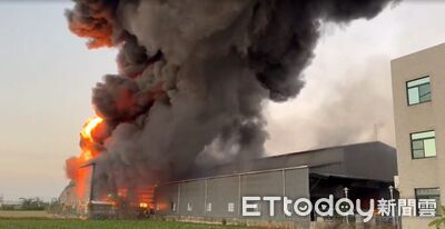 快訊／台南安定區工程公司火警！恐怖黑煙衝天　消防搶救中