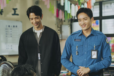 《監所》劉以豪初相識就壓倒陳澤耀！　笑喊「你壓到我下面了！」越鬥越有愛