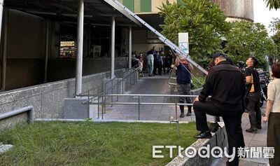 快訊／環南市場保全「5樓墜落遮雨棚」　全身骨折送醫搶命