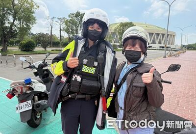 高雄婦與友機車出遊「沒油刁車路邊」　巡邏警送油解圍
