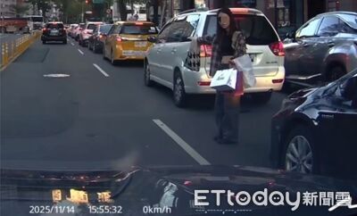 台中白目女抱戰利品鑽車縫險被撞!還攤手質疑 隔壁駕駛開窗幹譙