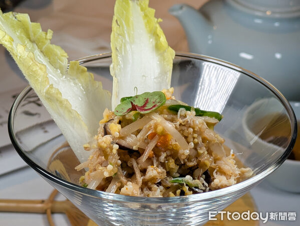 ▲天香樓大閘蟹料理開賣　新菜「禿黃油撈飯」僅用蟹黃蟹膏製作。（圖／記者黃士原攝）