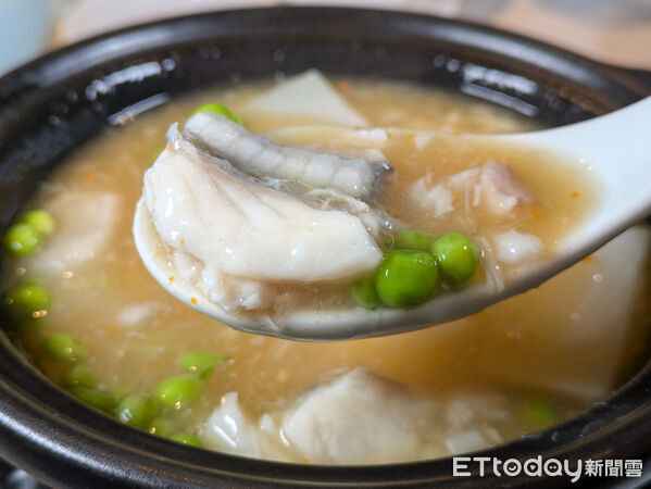 ▲天香樓大閘蟹料理開賣　新菜「禿黃油撈飯」僅用蟹黃蟹膏製作。（圖／記者黃士原攝）