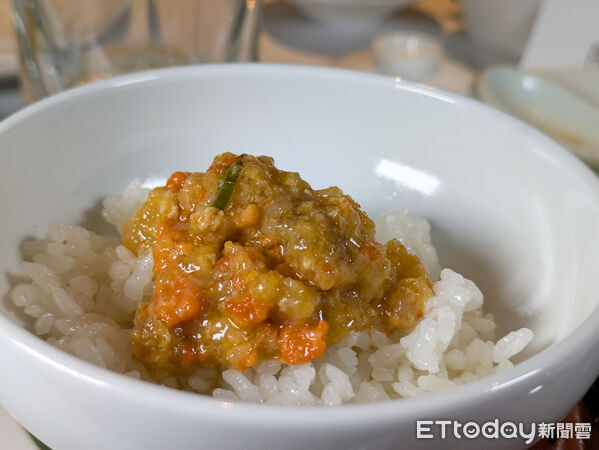 ▲天香樓大閘蟹料理開賣　新菜「禿黃油撈飯」僅用蟹黃蟹膏製作。（圖／記者黃士原攝）