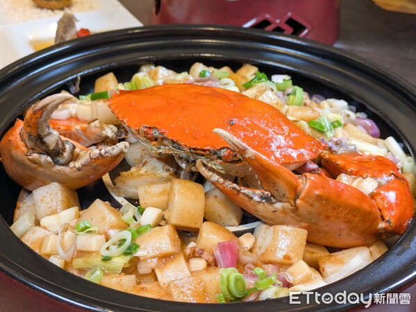 ▲天香樓大閘蟹料理開賣　新菜「禿黃油撈飯」僅用蟹黃蟹膏製作。（圖／記者黃士原攝）