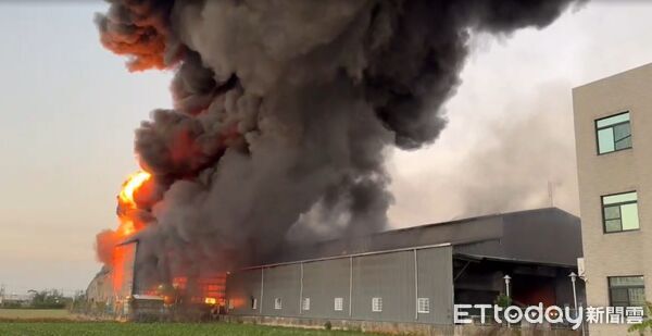 ▲台南市安定區許中營一處工程公司下午傳出火警，警消抵達後立即部署水線搶救。（記者林東良翻攝，下同）