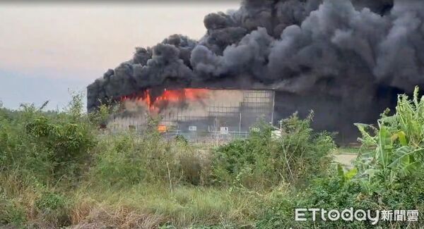 ▲台南市安定區許中營一處工程公司下午傳出火警，警消抵達後立即部署水線搶救。（記者林東良翻攝，下同）