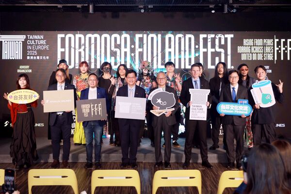 ▲▼大阪世博台灣吉祥物IP「a-We」，休息2個多月後再復出，變身為「搖滾風黑色a-We」，前進芬蘭F:F:F音樂節。（圖／文化部）