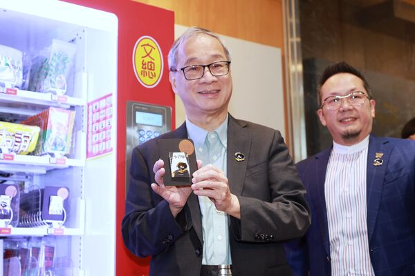 ▲▼大阪世博台灣吉祥物IP「a-We」，休息2個多月後再復出，變身為「搖滾風黑色a-We」，前進芬蘭F:F:F音樂節。（圖／文化部）